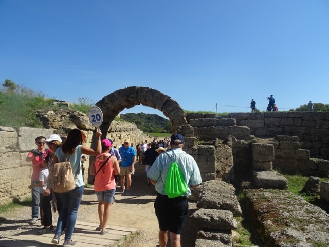 Ο βατήρας στο στάδιο της Αρχαίας Ολυμπίας... «τρελαίνει» τους τουρίστες! (pics)