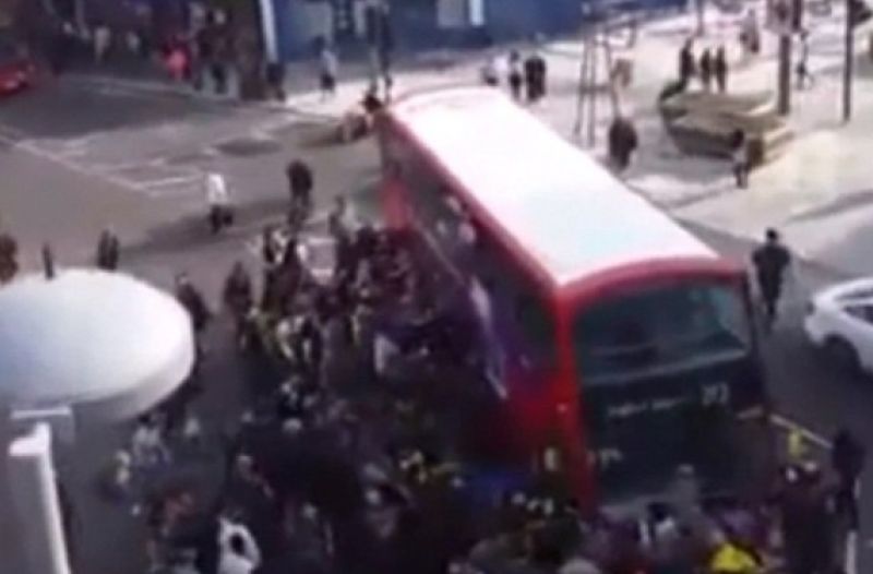 Πολίτες σηκώνουν λεωφορείο για να σώσουν ποδηλάτη! - Δείτε το απίστευτο βίντεο