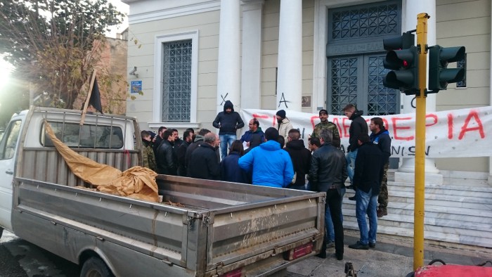 Αποκλεισμός της Τράπεζας της Ελλάδος από αγρότες των Χανίων 