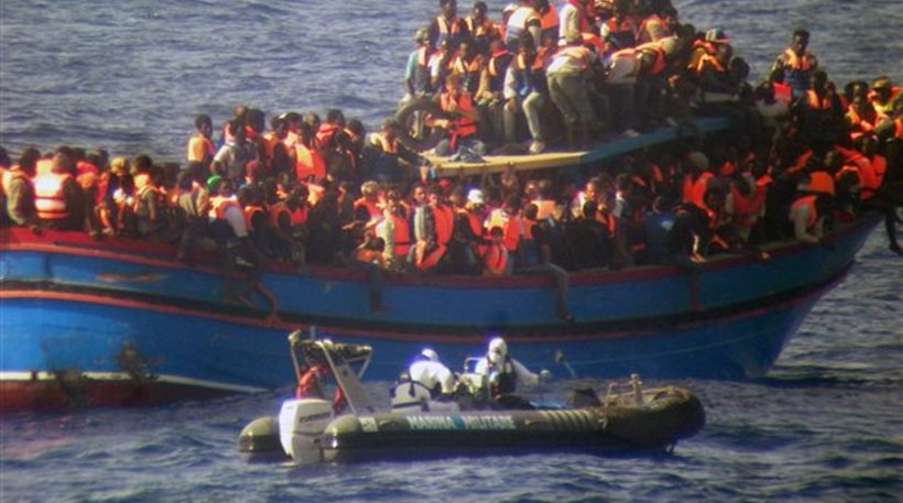 Ιστιοφόρο με 95 μετανάστες πλέει προς το λιμάνι της Ραφήνας