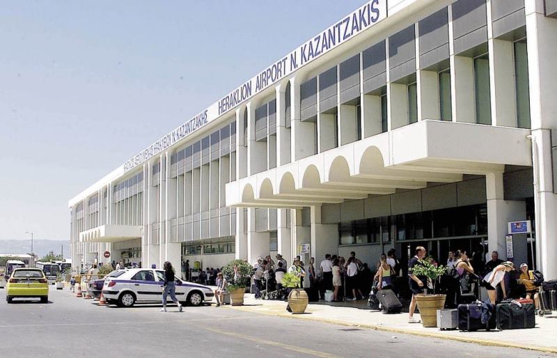 Δέκα συλλήψεις στο αεροδρόμιο Ηρακλείου για πλαστά ταξιδιωτικά έγγραφα 