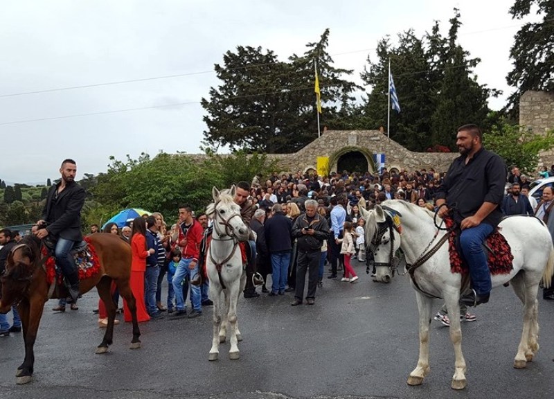 Καβάλα στα άλογα γιόρτασαν στον Άγιο Γεώργιο Επανωσήφη στο Ηράκλειο- Πλήθος πιστών στο μοναστήρι (pics) 