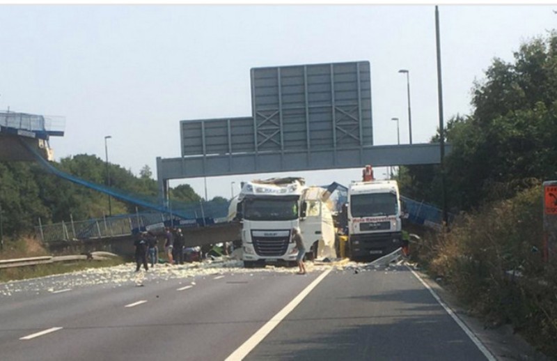 Κατέρρευσε στη Βρετανία γέφυρα σε αυτοκινητόδρομο 