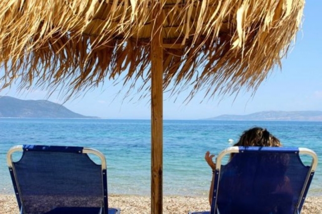 Κρήτη: Πατέντα για να μην πληρώνεις ξαπλώστρα και ομπρέλα (φωτο)