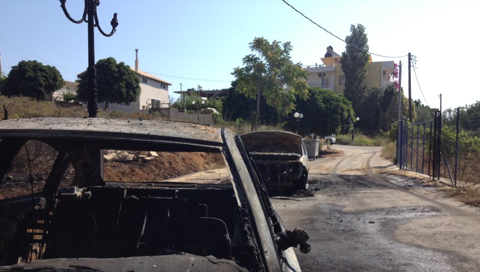 Πύρινες φλόγες έκαψαν δύο αυτοκίνητα και ένα δίκυκλο 
