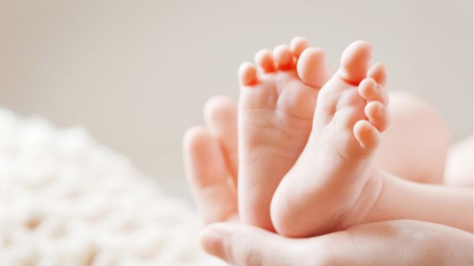 Επίδομα γέννας: Με ποιο τρόπο θα χορηγούνται τα 2.000 ευρώ στους δικαιούχους 