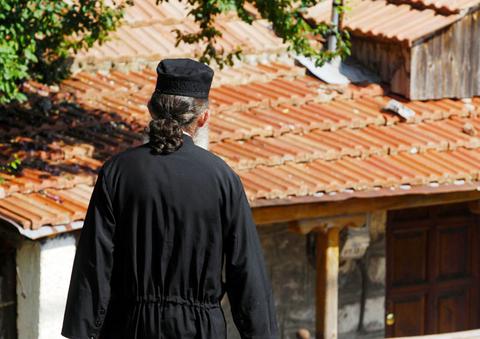 Συνεχίζει να προκαλεί αναστάτωση ο άγνωστος ρασοφόρος στην  Εκκλησία της Κρήτης