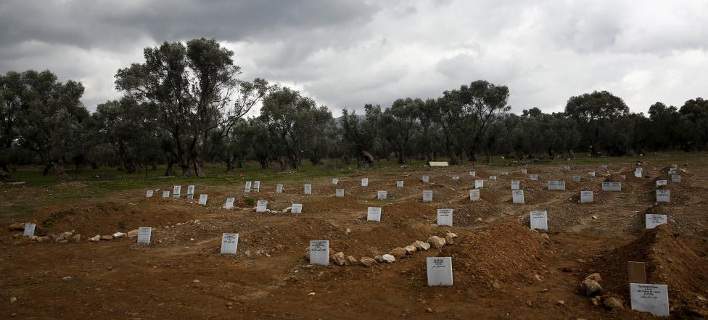 Reuters: Οι «ανώνυμοι» τάφοι της Λέσβου -Η άλλη πλευρά του δράματος 