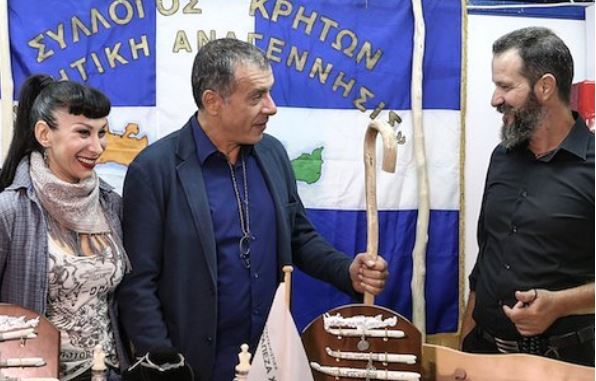 Ο Σταύρος Θεοδωράκης στη γιορτή του Συλλόγου Κρητών Αιγάλεω 