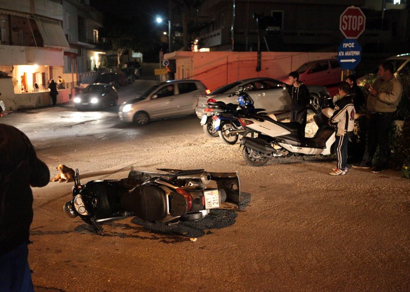 Νέο τροχαίο στον Κατσαμπά: Μηχανή συγκρούστηκε με αυτοκίνητο! (pics)