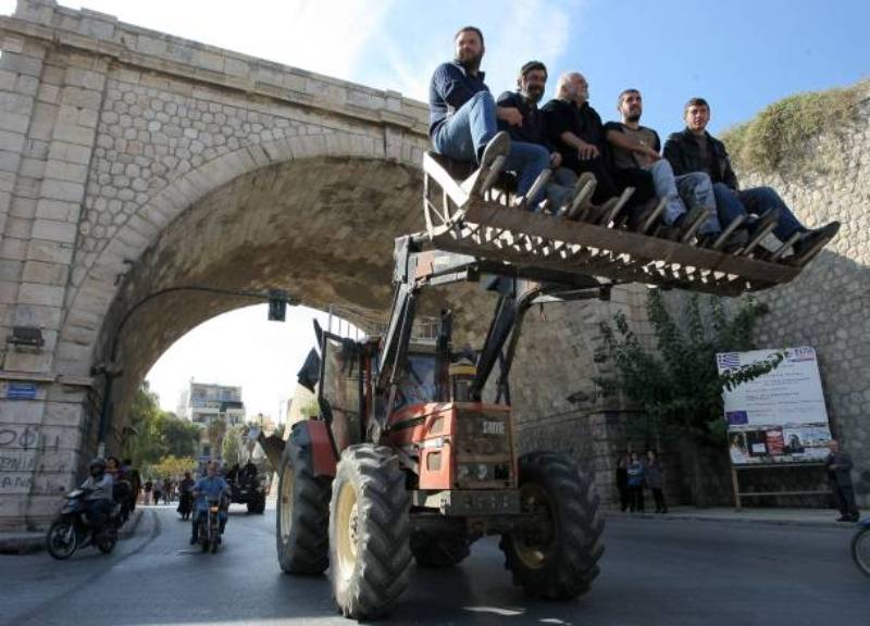 «Ζεσταίνουν» τις ...μηχανές οι αγρότες της Κρήτης - Στο πλευρό τους και το ΕΚΗ! 
