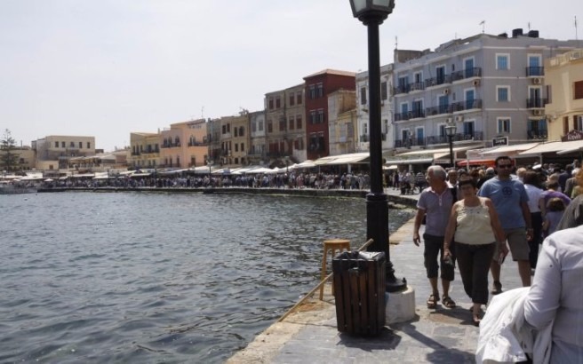 «Απόβαση» τουριστών στο παλιό λιμάνι των Χανίων
