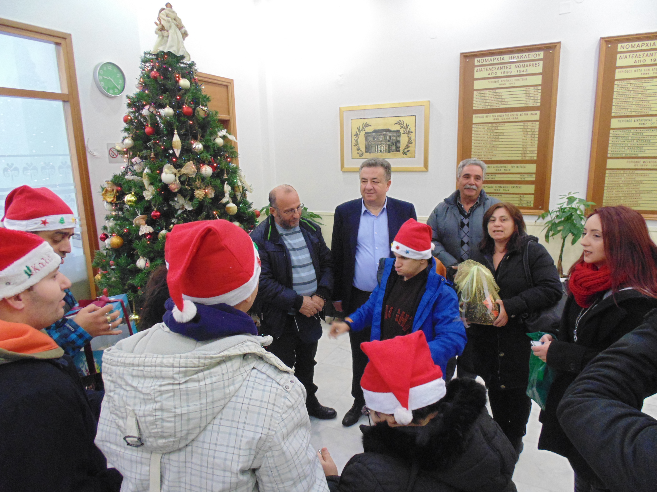 Τα κάλαντα των Χριστουγέννων έψαλαν στον Περιφερειάρχη Κρήτης τα παιδιά του Κέντρου «Ο Αγ. Σπυρίδων» 