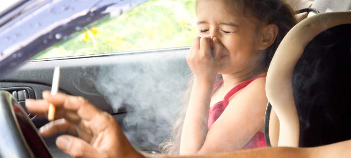 Ποινές για όσους καπνίζουν με παιδιά στο ΙΧ – Πρόστιμο 1.500 ευρώ, αφαίρεση διπλώματος για έναν μήνα