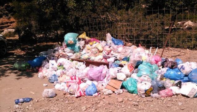 Εικόνες αδιαφορίας που προκαλούν ντροπή: Σκουπιδότοπος η είσοδος στο Αγιοφάραγγο (pics)