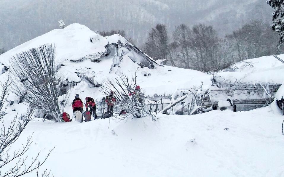 Ιταλία: Ζωντανοί εντοπίστηκαν έξι άνθρωποι που είχαν θαφτεί κάτω από τη χιονοστιβάδα