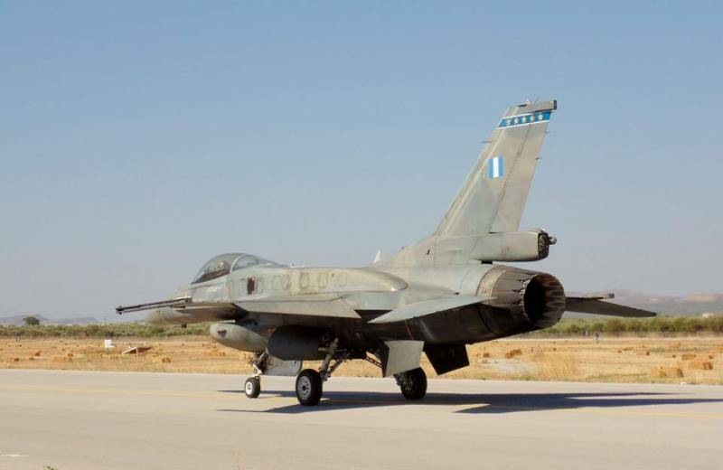 Εντυπωσίασαν οι «Ιπτάμενοι» με τα F-16 που "τάραξαν" το Καστέλι Πεδιάδος (pics)