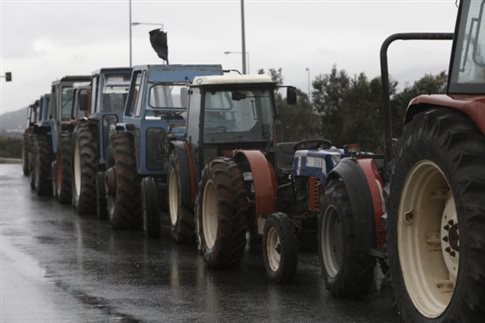 Αγρότες: Έκλεισαν τα Τέμπη, κομμένη στα δύο η χώρα 
