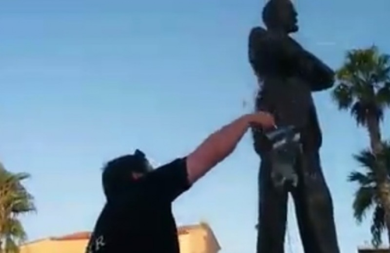 Αλλοδαπός μπουγέλωσε το άγαλμα του Ελευθερίου Βενιζέλου (vid)