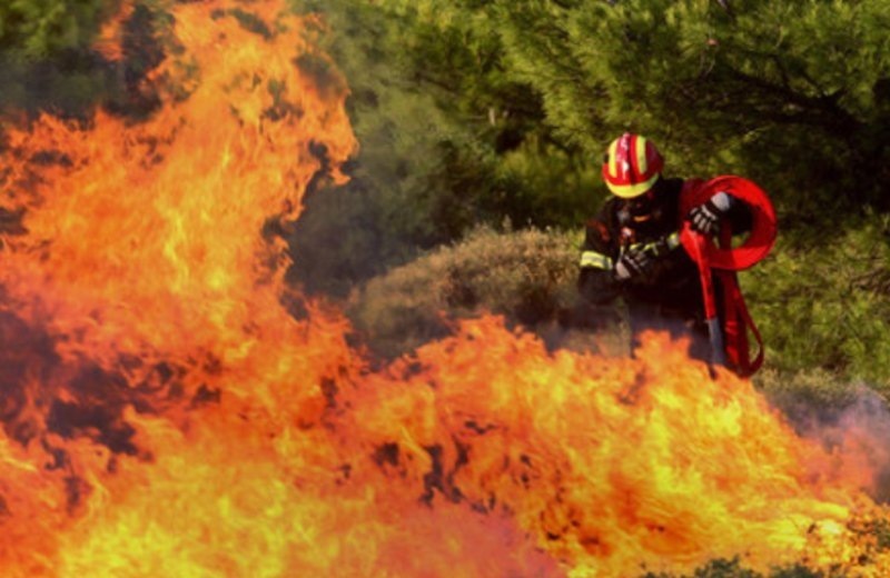Σε ύφεση η πυρκαγιά στο Αμυγδαλοκεφάλι Κισάμου - Κάηκαν δύο αγροικίες