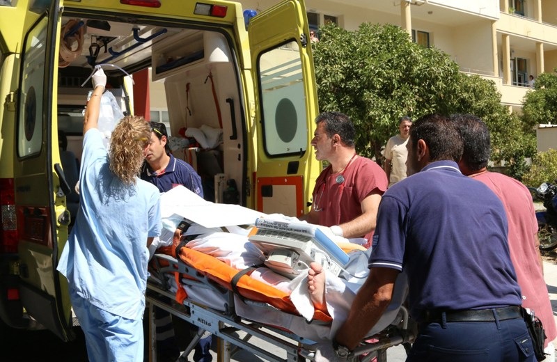 Καρέ καρέ η μεταφορά του 46χρονου σε νοσοκομείο των Αθηνών (pics)