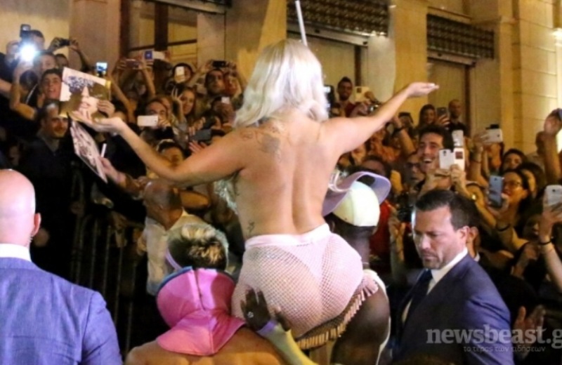 Στην Ελλάδα η Lady Gaga - Άρχισε ήδη το... show η διάσημη τραγουδίστρια (pics)