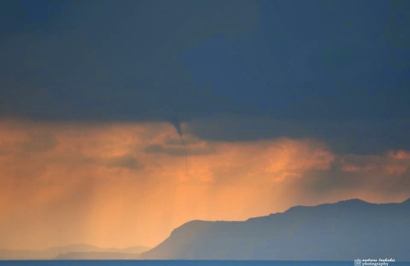 Εντυπωσιακοί υδροστρόβιλοι στον ουρανό της Κρήτης! (pics)