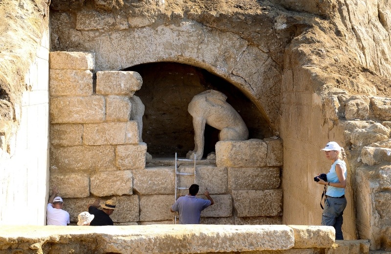 Η Αμφίπολη συνεχίζει να διχάζει τους αρχαιολόγους - Νέα κόντρα για τον τάφο