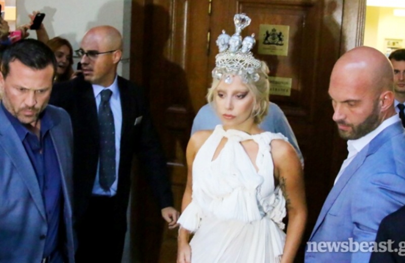 Ντυμένη πριγκίπισσα αναχώρησε από το ξενοδοχείο η Lady Gaga!