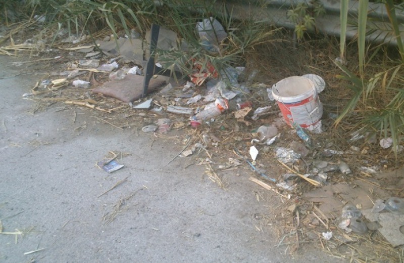 Εικόνες ντροπής: Σκουπίδια και καλάμια δίπλα στην Εθνική οδό Ηρακλείου-Λασιθίου (pics)