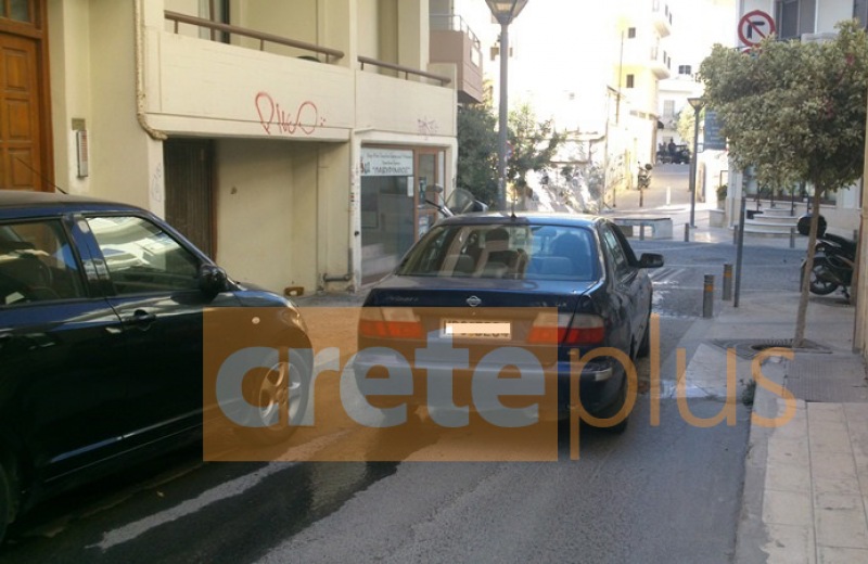 Αυτοκίνητο διέλυσε πάνω στα δολοφονικά κολωνάκια του Ηρακλείου (pics)