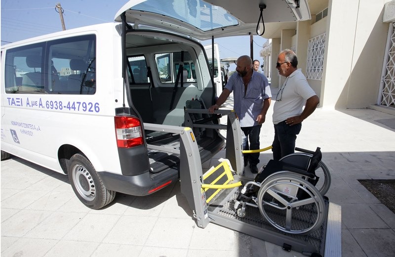 Νέα οχήματα για τους ανθρώπους με αναπηρία στο Ηρακλειο- Συγκίνηση και χαρά κατά την παρουσίαση τους (pics)