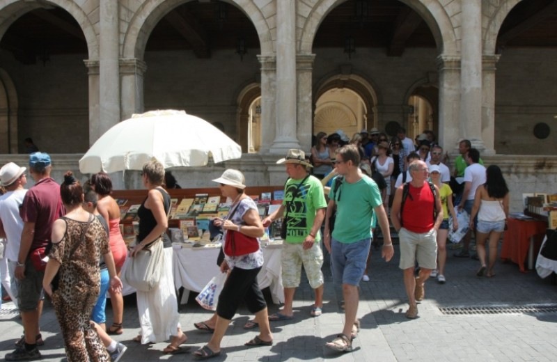 Αυξήθηκαν πέρυσι οι αφίξεις τουριστών σε ετήσια βάση - Στην Κρήτη η μεγαλύτερη... κίνηση!