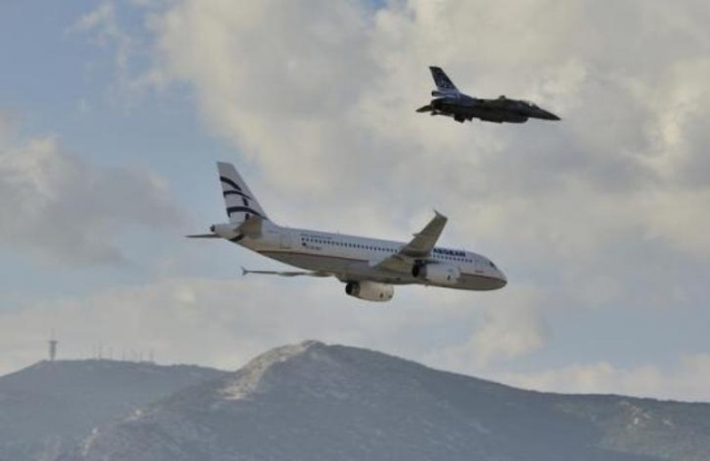Αεροπλάνο της Aegean σε επίδειξη μαζί με πολεμικό αεροσκάφος! (vid)
