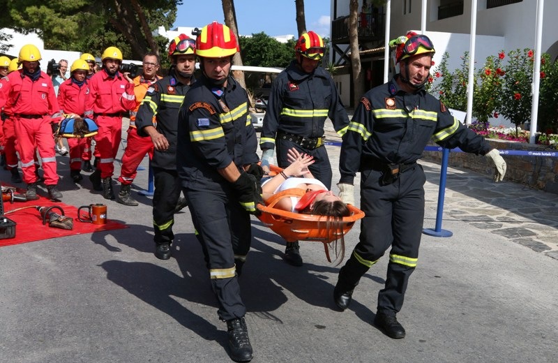 Εντυπωσιακές εικόνες από το τσουνάμι που "χτύπησε" ξενοδοχείο στο Ηρακλειο στο πλαίσιο...άσκησης (pics)