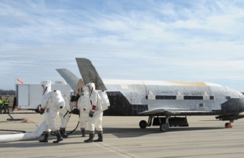 Επέστρεψε το διαστημόπλοιο X-37B: Η μυστική αποστολή και η... συνωμοσιολογία (vid)