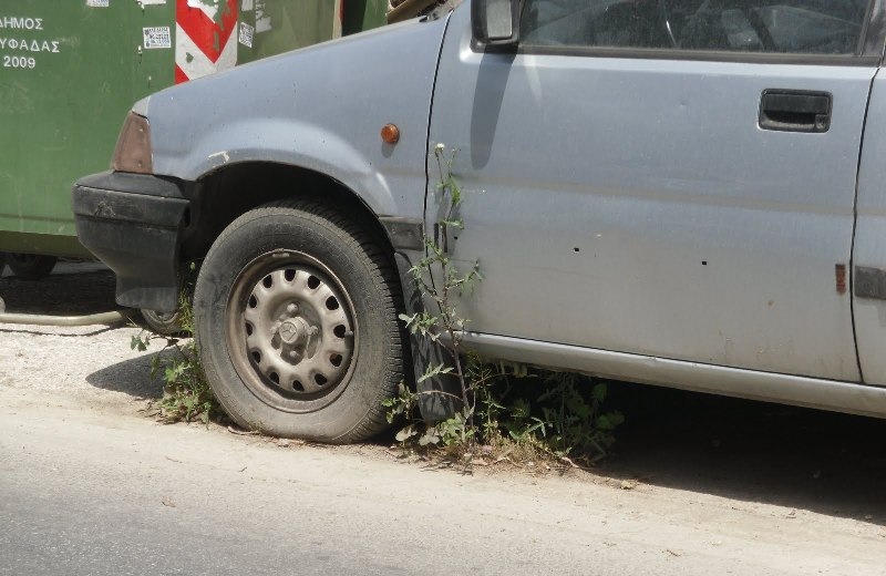  Διώχνουν τα εγκαταλελειμμένα οχήματα από τους δρόμους των Χανίων