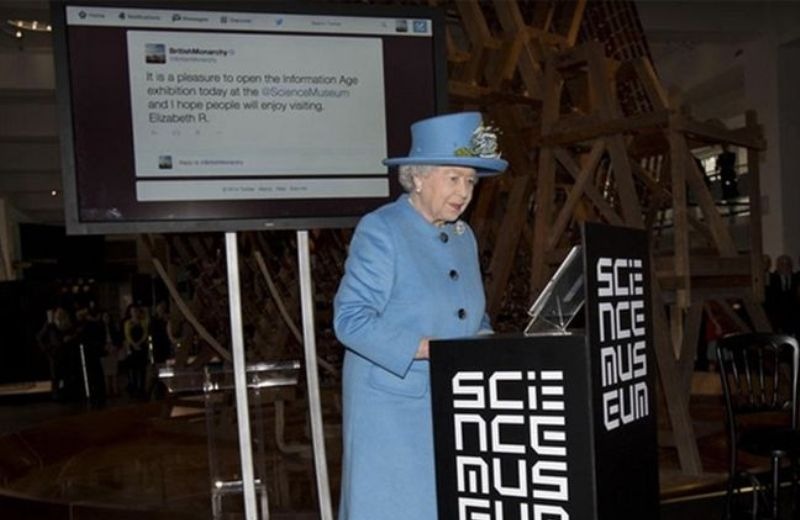 Η βασίλισσα Ελισάβετ έκανε το πρώτη της tweet!