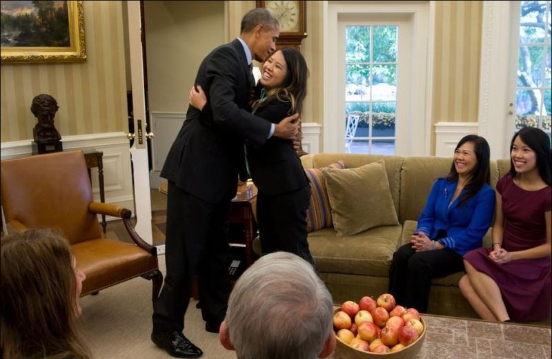 Ο Ομπάμα υποδέχθηκε με μια αγκαλιά τη νοσοκόμα που νίκησε τον Έμπολα!