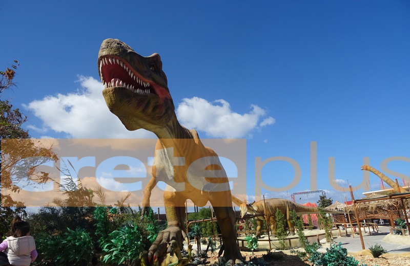 Δεινόσαυρος έκανε την εμφάνιση του σε...παρκο στο Ηρακλειο-Ένα ταξίδι στον κόσμο του Dinosauria (pics+vid)