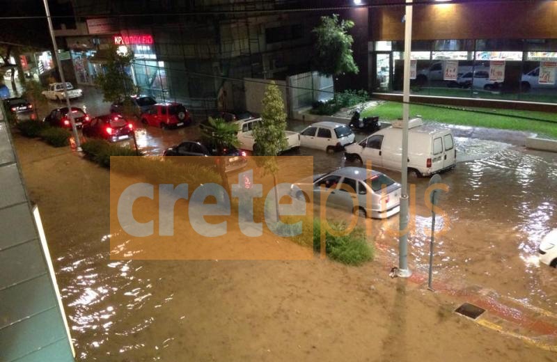 Αγρίεψε ο καιρός στο Ηράκλειο - Πλημμύρισαν οι δρόμοι της πόλης (pics)