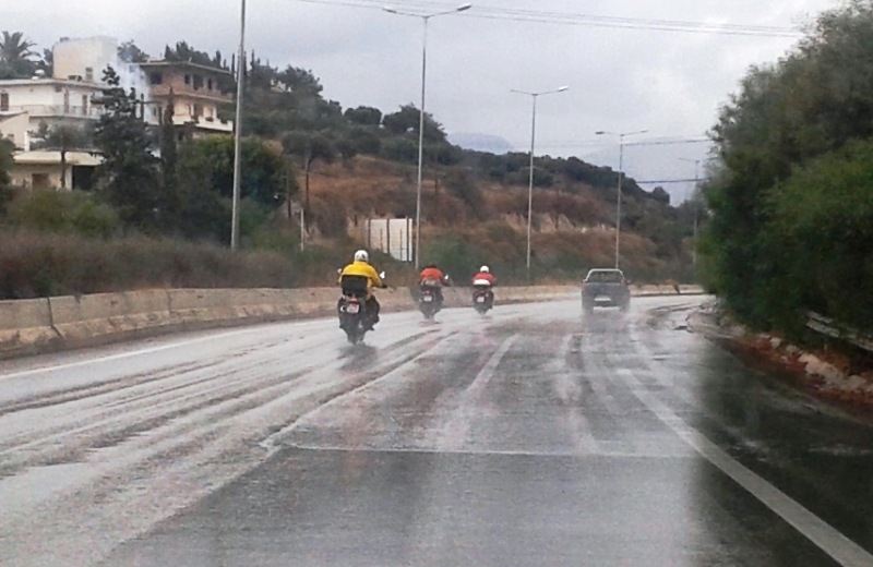 Ηράκλειο: Ατρόμητοι μοτοσικλετιστές μέσα στη βροχή (pic)