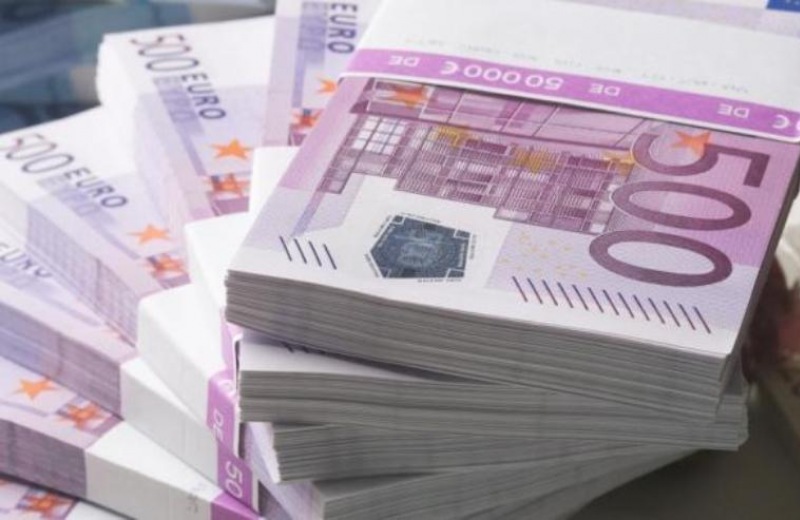 Δημόσιοι υπάλληλοι έβγαλαν στο εξωτερικό 1,5 δισ. ευρώ