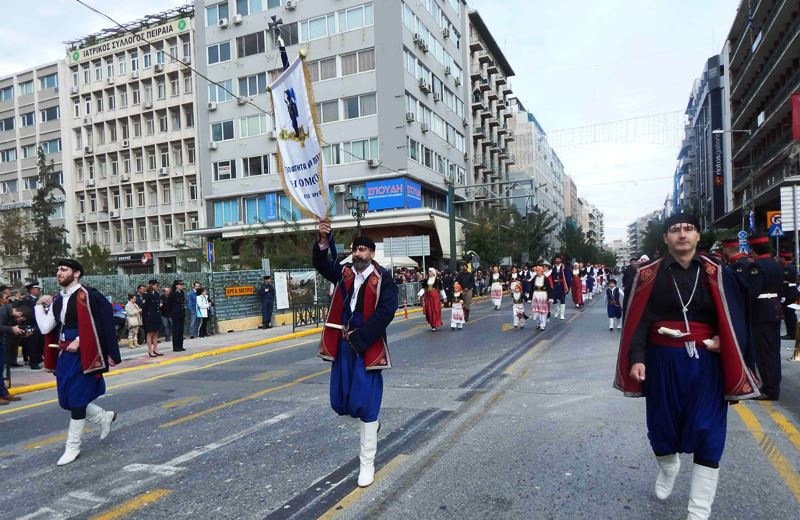 Έλαμψαν οι Κρητικοί στην παρέλαση του Πειραιά! (pics)