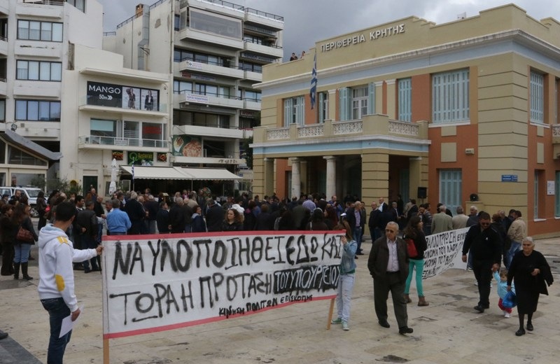 Μετέφεραν τη διαμαρτυρία τους για τον κόμβο Καρτερού στην... Περιφέρεια Κρήτης (pics)