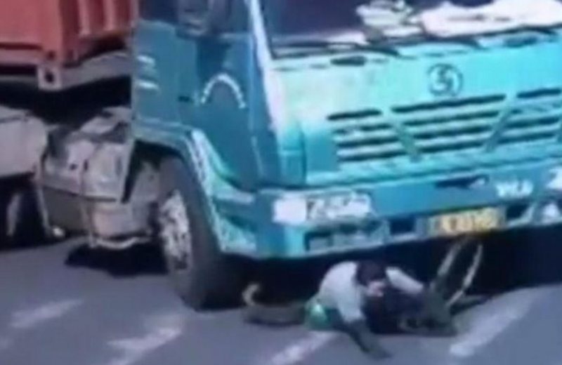 Τρομακτικό βίντεο: Κι όμως αυτός ο μοτοσικλετιστής επέζησε!