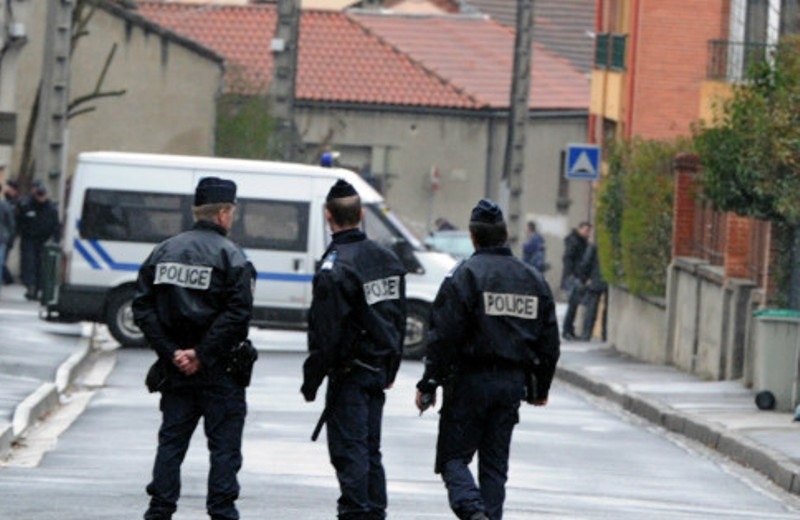 Γάλλοι αστυνομικοί σκότωσαν άντρα που τους επιτέθηκε με μαχαίρι