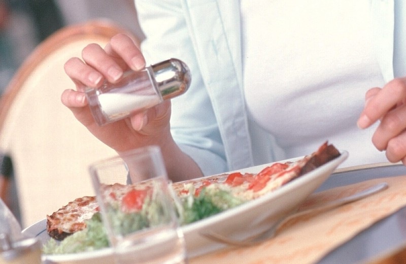 Το λιγότερο αλάτι στο φαγητό μειώνει το κίνδυνο εμφάνισης καρκίνου στο στομάχι
