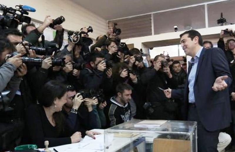 «Χαμός» στο εκλογικό κέντρο που ψήφισε ο Αλέξης Τσίπρας