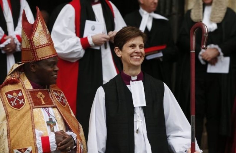 Η Εκκλησία της Αγγλίας χειροτόνησε τη πρώτη γυναίκα επίσκοπο